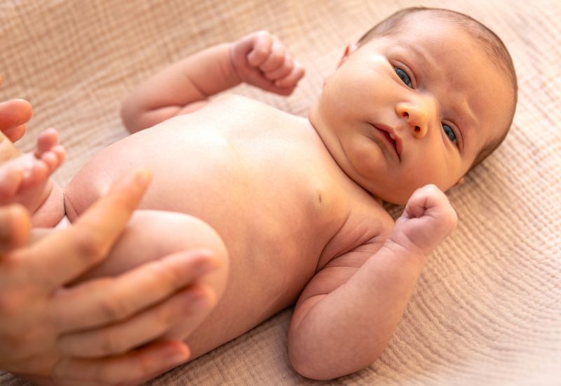 Trẻ sơ sinh bị vàng da là một tình trạng y tế phổ biến, trong đó da và mắt của trẻ sơ sinh chuyển sang màu vàng.