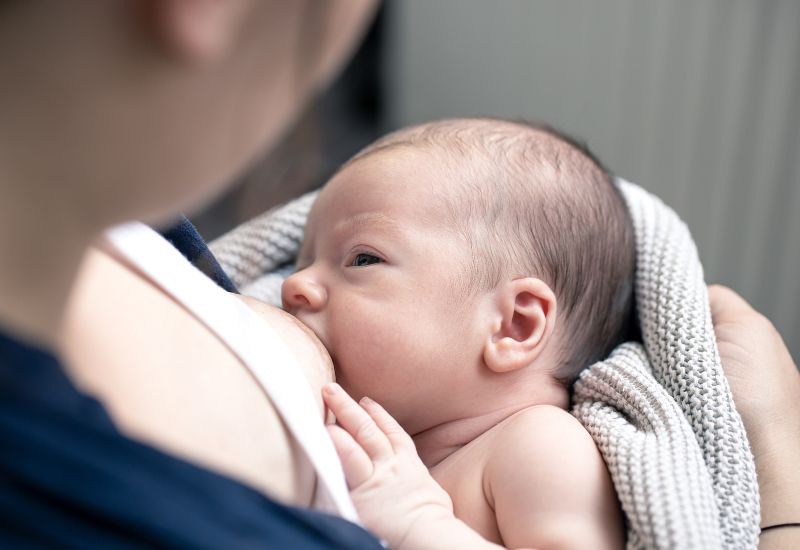 Phương pháp điều trị vàng da sinh lý thường đơn giản và có thể thực hiện tại nhà.