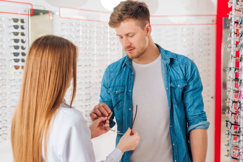 Thị trường tròng kính cận hiện nay vô cùng đa dạng, với nhiều mức giá khác nhau.