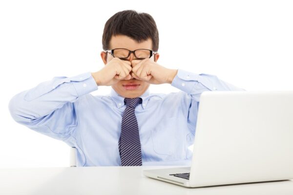 Tròng kính giá rẻ có thể gây ra các triệu chứng như nhức đầu, mỏi mắt, chóng mặt, nhìn mờ và thậm chí có thể làm tăng độ cận.