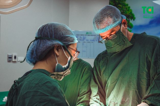 Tùy vào kích thước và tình trạng sức khỏe mà cắt nhân xơ tử cung được thực hiện bằng phương pháp mổ nội soi và mổ mở.