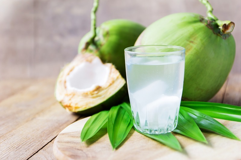 Nước dừa chứa enzyme tự nhiên giúp tiêu hóa thức ăn dễ dàng hơn, giảm đầy bụng.