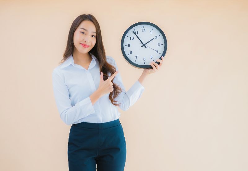 Nguyên tắc chung được các bác sĩ khuyến cáo là duy trì khoảng cách từ 24 đến 48 giờ trước và sau khi tiêm vắc-xin; điều này có nghĩa là bạn nên tránh sử dụng các thuốc giảm đau hạ sốt, chống viêm hay kháng histamin trong khoảng thời gian này.