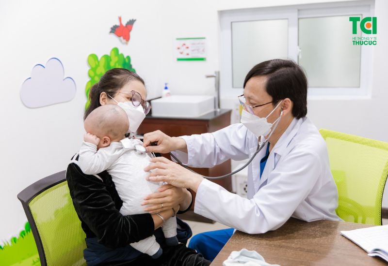 Trẻ cần được khám sức khỏe tổng quát để đảm bảo không mắc các bệnh cấp tính hoặc tình trạng suy giảm miễn dịch nghiêm trọng.