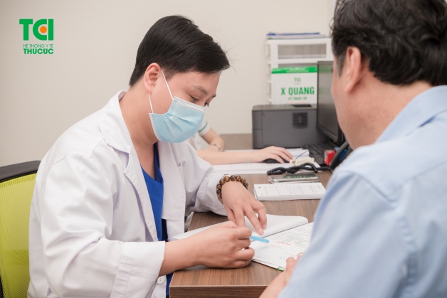 Chụp ảnh màu đáy mắt là một loại kính hiển vị chuyên dụng giúp cung cấp hình ảnh có màu của mặt sau mắt.