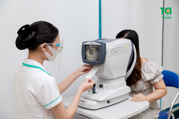 Những triệu chứng thường gặp như là người bệnh sẽ cảm thấy mắt thường xuyên khó chịu, cảm giác như có dị vật trong mắt