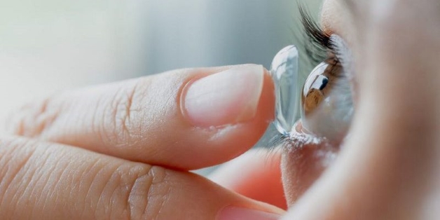 Người bệnh tuyệt đối không nên đeo kính áp tròng trong suốt quá trình điều trị bệnh