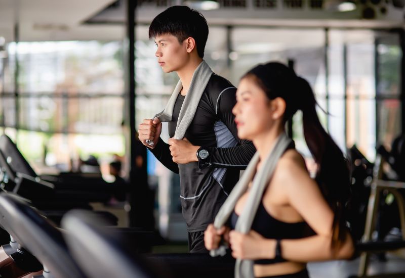 Một trái chuối chứa khoảng 400-450mg kali, giúp điều hòa huyết áp, hỗ trợ cơ bắp và giảm nguy cơ chuột rút – đặc biệt hữu ích cho người vận động nhiều.