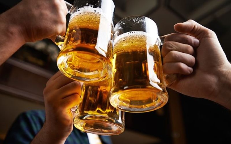 Người mắc bệnh trĩ nên giảm thiểu tiêu thụ rượu bia, cà phê và nước ngọt có ga - Ăn gì tốt cho bệnh trĩ