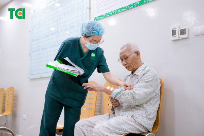 Thăm khám chuyên khoa uy tín để được tư vấn điều trị hiệu quả thay vì tự chữa tại nhà. 