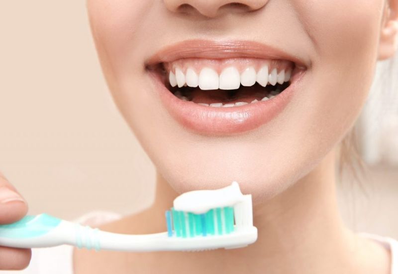 Chăm sóc răng miệng đúng cách giúp giảm thiểu các yếu tố gây hôi miệng.