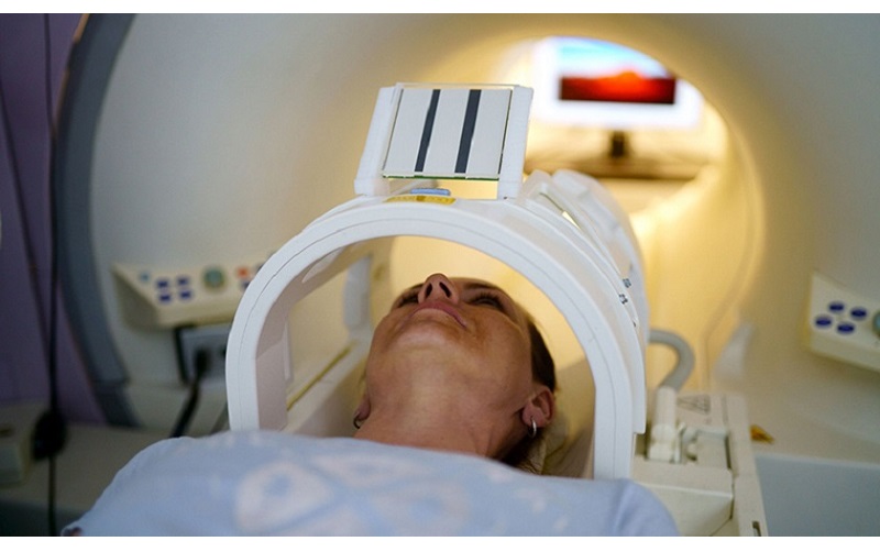 chụp MRI có răng giả