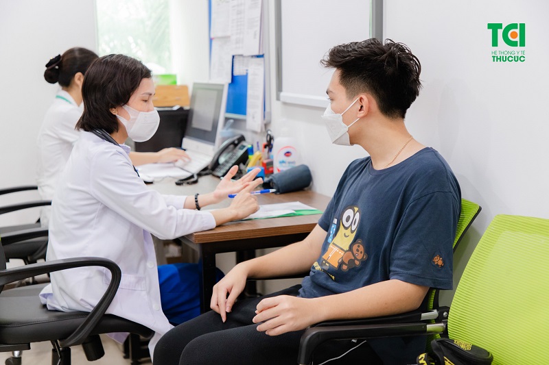 Thăm khám để hiểu rõ tình trạng sức khỏe và tư vấn các bài tập phù hợp.