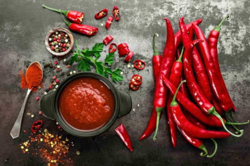 Chế độ ăn ít rau xanh, nhiều đồ chiên rán cay nóng, uống không đủ nước dễ gây táo bón, khiến trĩ nặng hơn