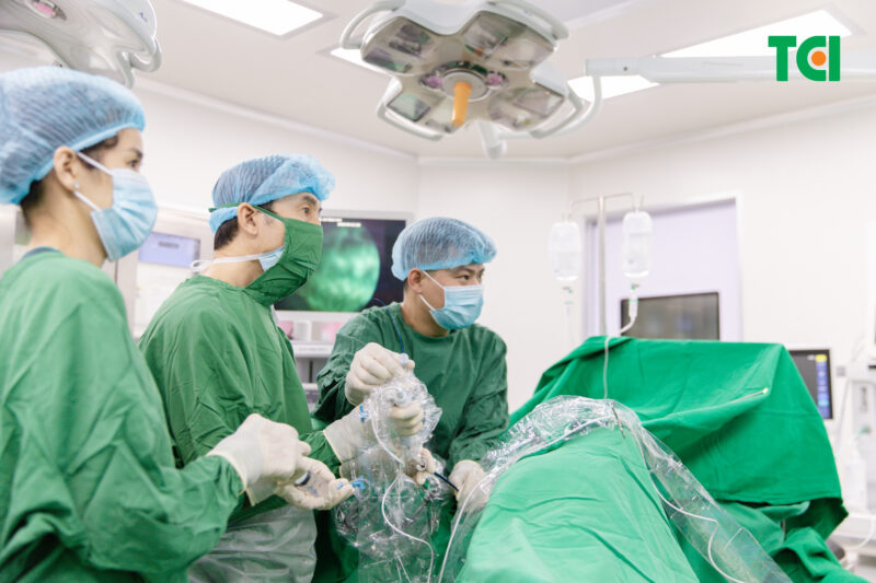 Cách điều trị ngoại khoa thận ứ nước độ 2 khi có tắc nghẽn đường tiểu nghiêm trọng