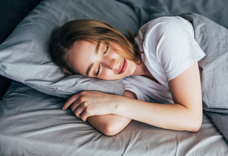 Hút thuốc, stress kéo dài hoặc thiếu ngủ có thể làm giảm khả năng hấp thụ vitamin B12 của cơ thể.