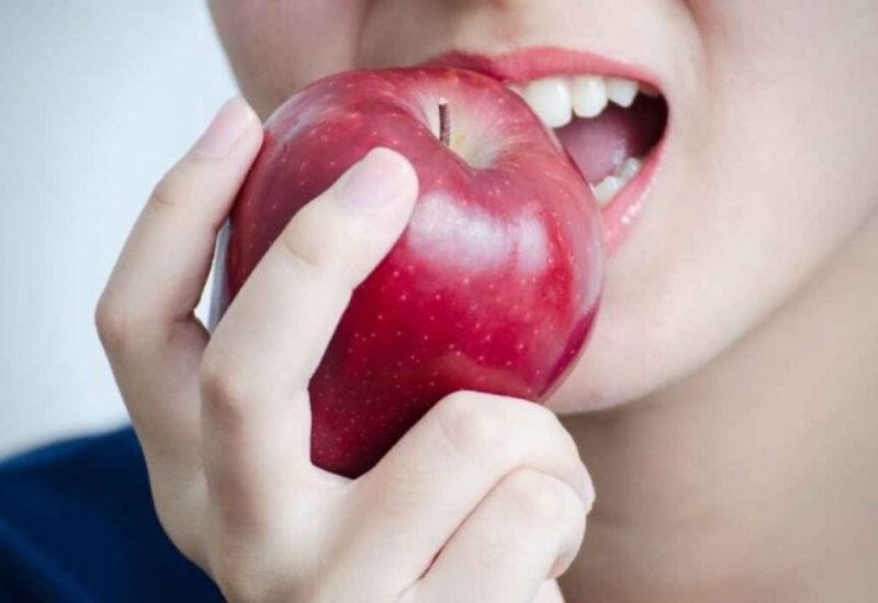 Trào ngược dạ dày ăn táo được không