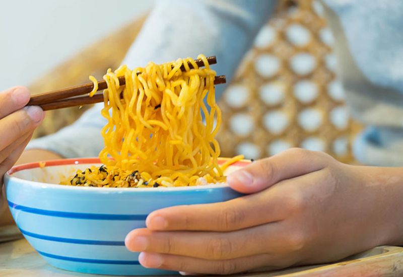 Trào ngược dạ dày có ăn được mì tôm không