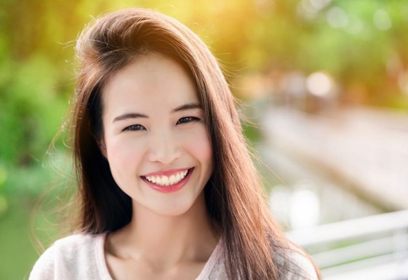 Úp răng sứ giúp nụ cười rạng rỡ, mang lại sự tự tin trong cuộc sống.