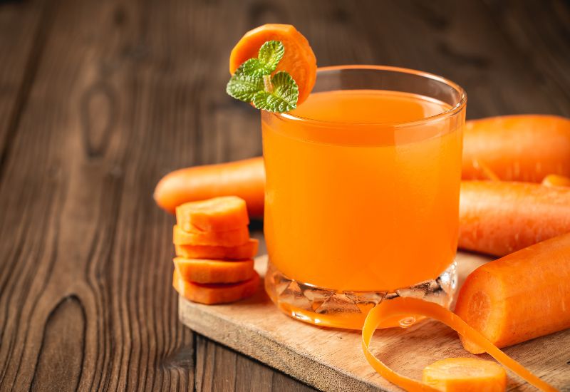 Uống nước ép cà rốt là một phương pháp tuyệt vời để cung cấp nhanh chóng và hiệu quả các vitamin, đặc biệt là vitamin A và C, cùng với các chất chống oxy hóa.
