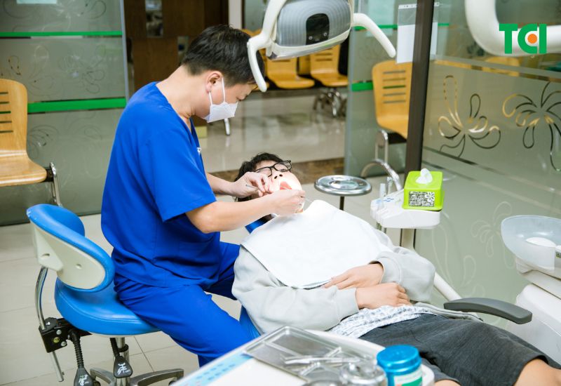 Việc khám răng định kỳ giúp phát hiện sớm các dấu hiệu sâu răng viêm lợi và hỗ trợ điều trị hiệu quả ngay từ đầu.