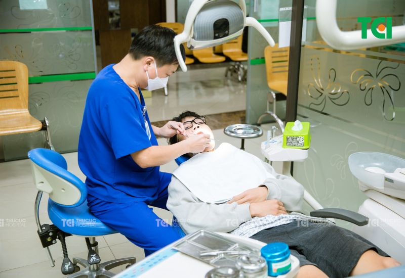 Thấy dấu hiệu viêm lợi trên, cần chủ động đến nha khoa để được kiểm tra và tư vấn.