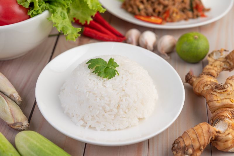 Cơm trắng chủ yếu cung cấp carbohydrate, chiếm khoảng 80-85% tổng thành phần dinh dưỡng.