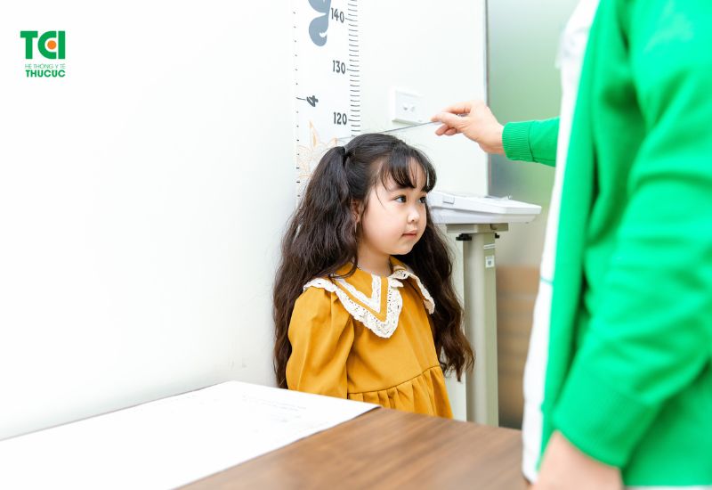 Bé ăn lươn bị dị ứng cần được khám sớm để phòng ngừa biến chứng.
