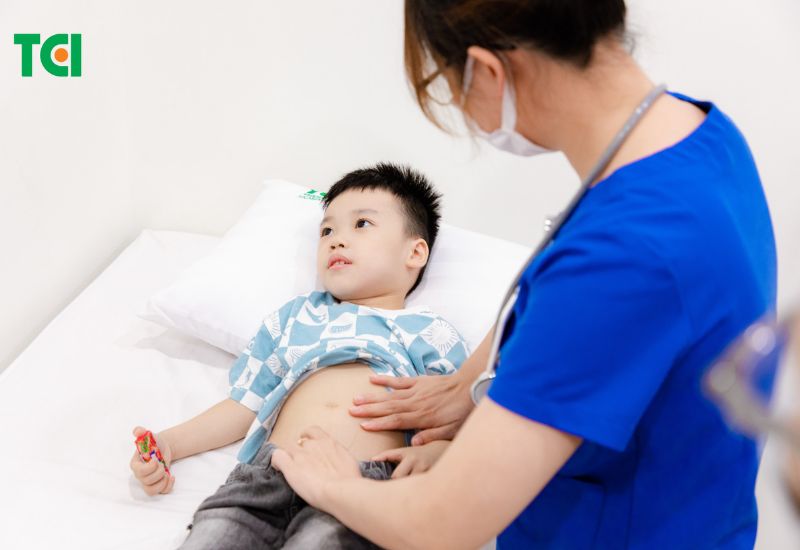 Cho bé ăn trứng gà lần đầu, mẹ hãy chú ý theo dõi bé.
