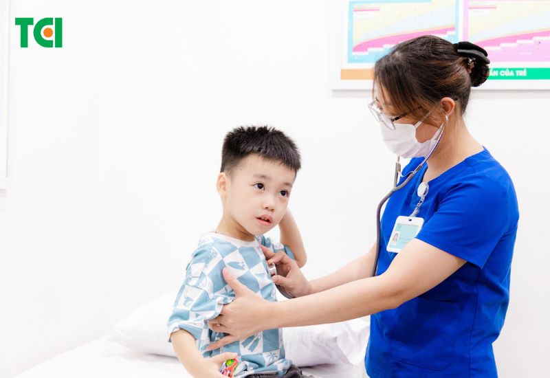 Nếu bé ăn trứng có biểu hiện bất thường, nên tham khảo ý kiến chuyên gia dinh dưỡng.