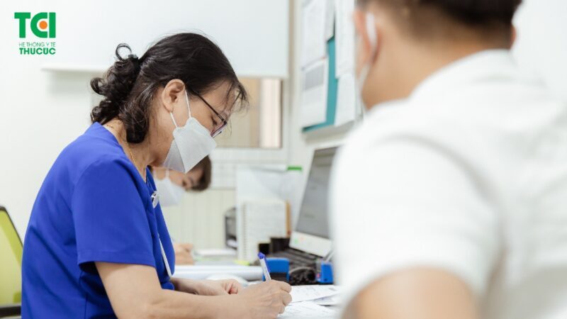 Bác sĩ sẽ đặt câu hỏi về thời gian xuất hiện triệu chứng, tần suất, mức độ và mối liên hệ của các cơn đau với việc đi tiêu hoặc ăn uống