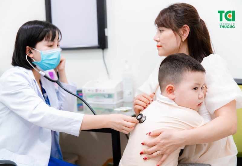 Để bổ sung protein cho bé một cách hợp lý, cha mẹ nên tìm đến sự tư vấn của chuyên gia dinh dưỡng.