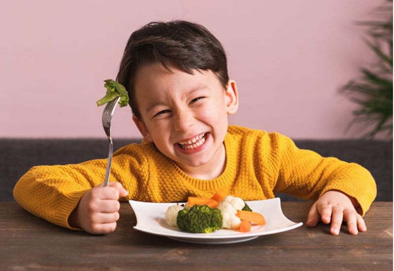 Bổ sung rau xanh cho bé từ sớm giúp con phát triển khỏe mạnh.