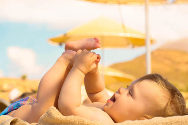 Phơi nắng là cách tự nhiên để bổ sung vitamin D.