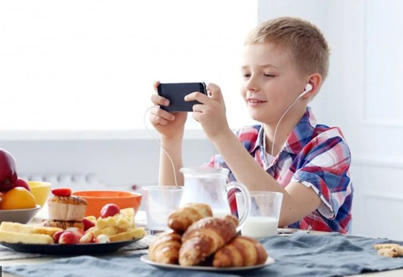Chế độ ăn của trẻ cần đảm bảo dinh dưỡng và mang lại cảm giác thoải mái khi ăn.