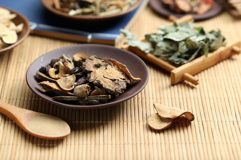 Hà thủ ô là một thảo dược khá quen thuộc, song người đau dạ dày cần cân nhắc khi dùng.