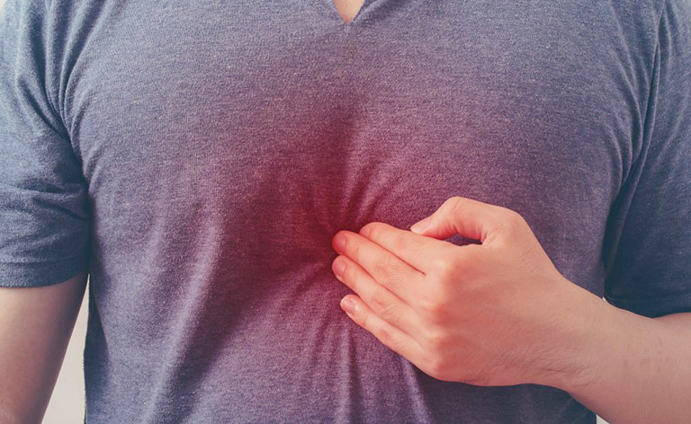 Đau rát vùng xương ức có thể do nhiều nguyên nhân gây ra.