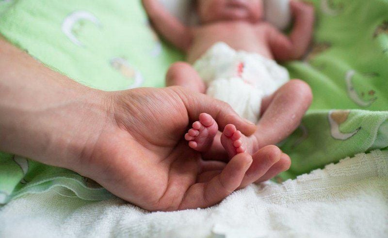 điều trị bong võng mạc ở trẻ sinh non