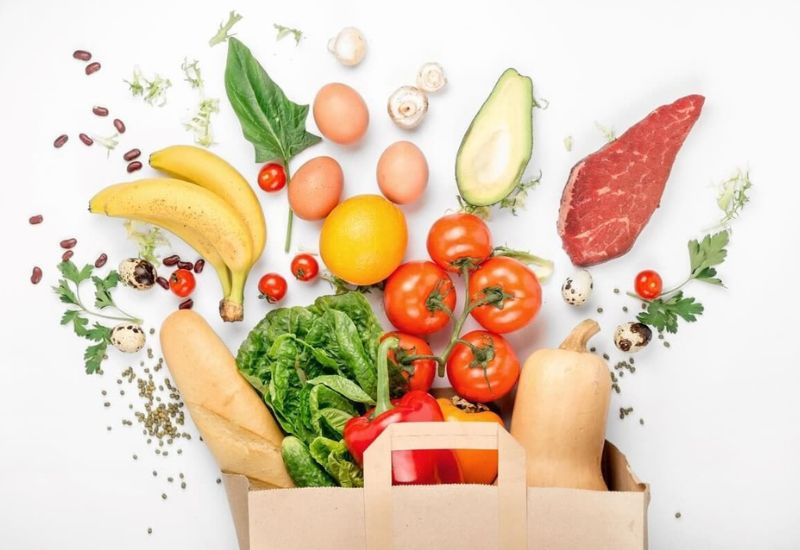 Màu sắc tươi sáng trong món ăn có thể khiến em bé ăn cơm ngon hơn.