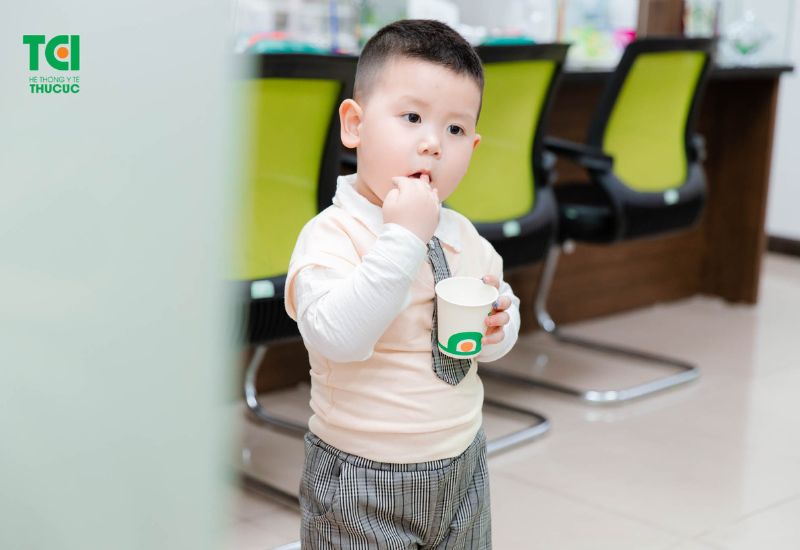 Sau khi cho em bé ăn táo, nên theo dõi kỹ để đề phòng nguy cơ dị ứng.
