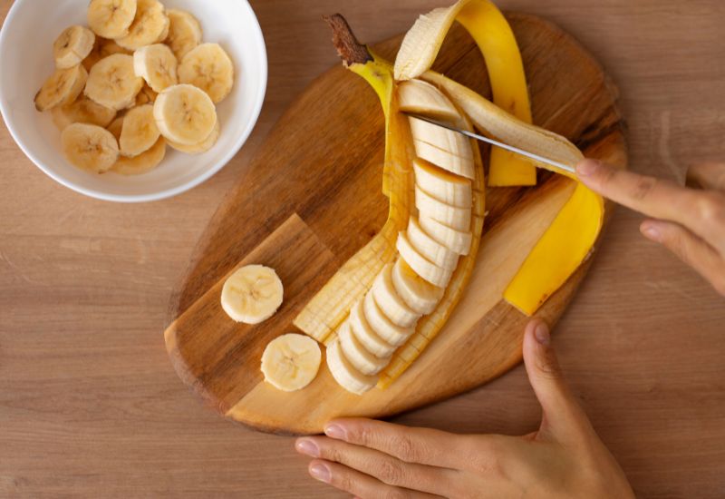 Chứa nhiều vitamin, khoáng chất và chất xơ, chuối là một loại trái cây giàu dinh dưỡng có thể mang lại lợi ích cho sức khỏe tim mạch và hỗ trợ kiểm soát mỡ máu cao.