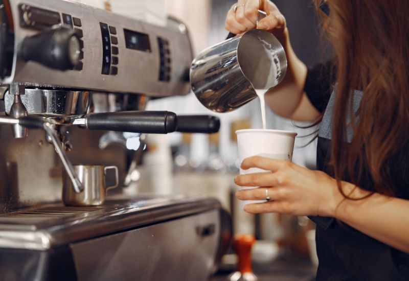 Đường, sữa đặc, hoặc kem có thể làm tăng lượng đường và chất béo bão hòa trong cà phê, gây bất lợi cho người bị mỡ máu cao.