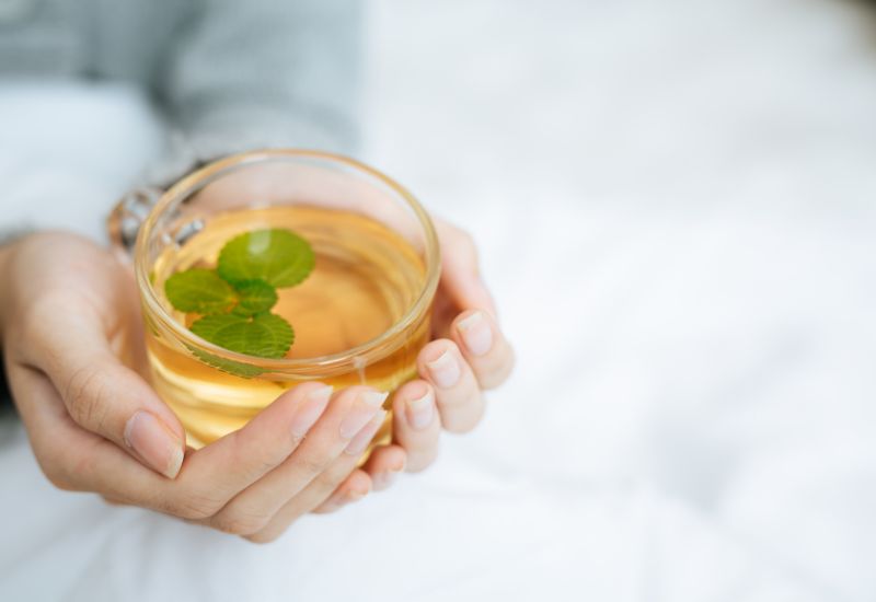 Nếu bạn lo ngại về tác động của cà phê, có thể thử các loại trà hoặc nước lọc, vốn có lợi cho sức khỏe tim mạch và không làm tăng cholesterol.