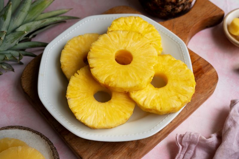 Với hàm lượng vitamin, khoáng chất và các hợp chất chống oxy hóa cao, quả dứa là một thực phẩm lý tưởng để thêm vào thực đơn dinh dưỡng.