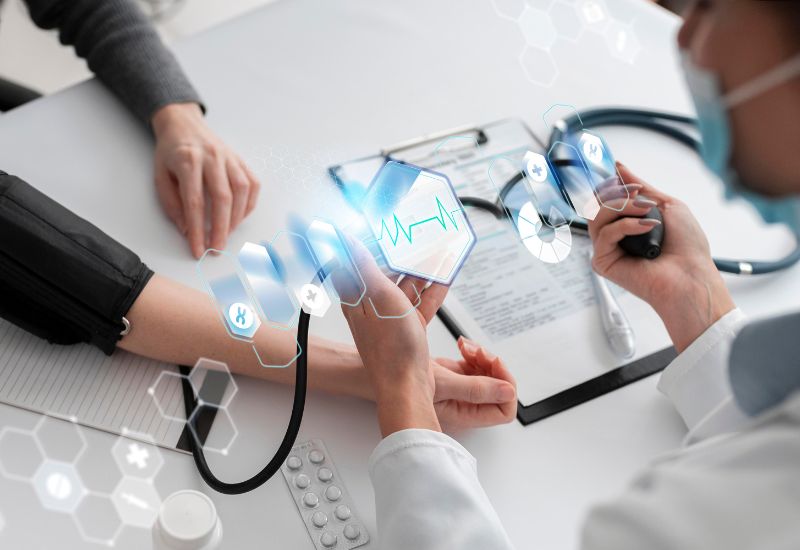 Sử dụng máy đo huyết áp tại nhà để kiểm soát chỉ số huyết áp và phát hiện sớm các biến động.