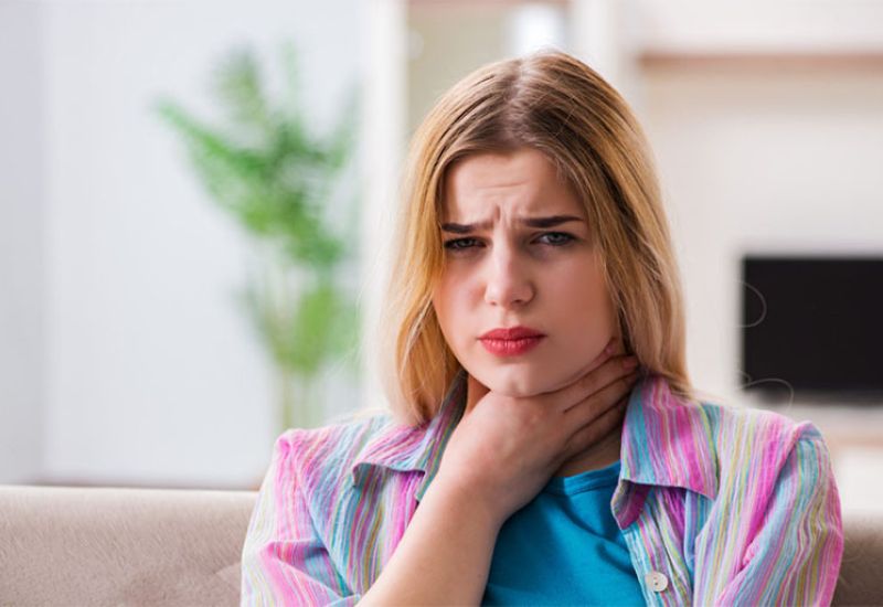 nuốt nước bọt vướng ở cổ