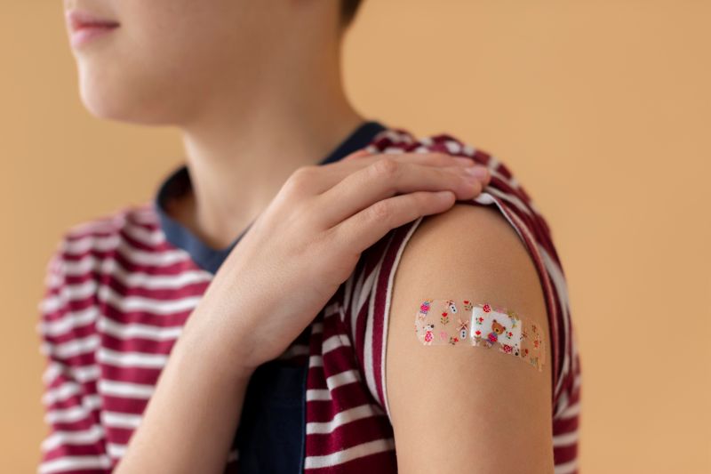 Vùng da nơi tiêm vaccine thường có thể bị đau, sưng nhẹ, hoặc đỏ do tác động của kim tiêm.