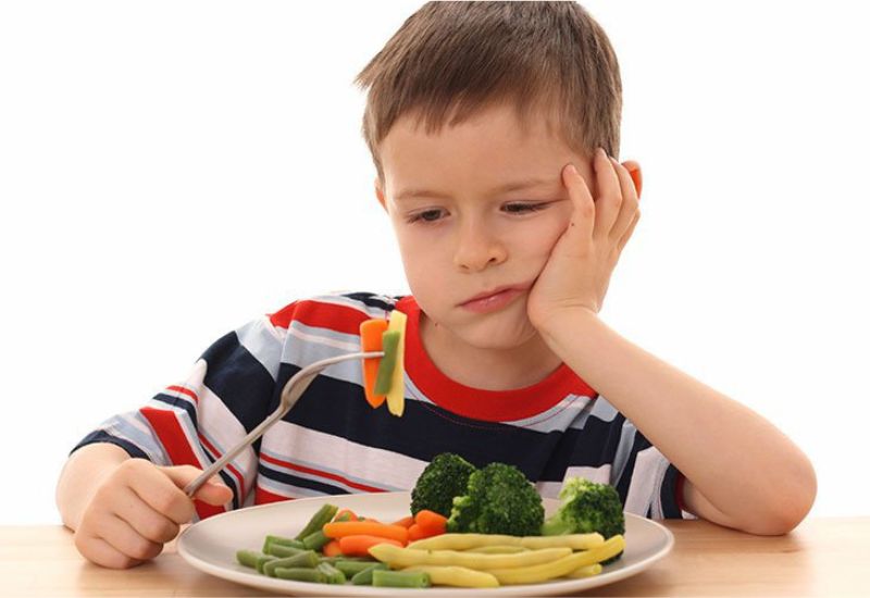 Trẻ biếng ăn thấp còi có nguy cơ suy dinh dưỡng và sức khỏe yếu kém.