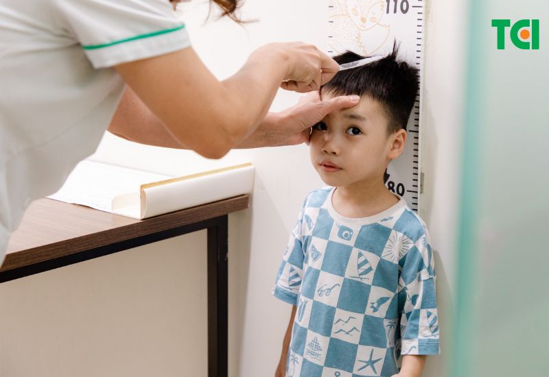 Khi trẻ chậm lên cân không cải thiện, đừng ngần ngại hỏi ý kiến chuyên gia.