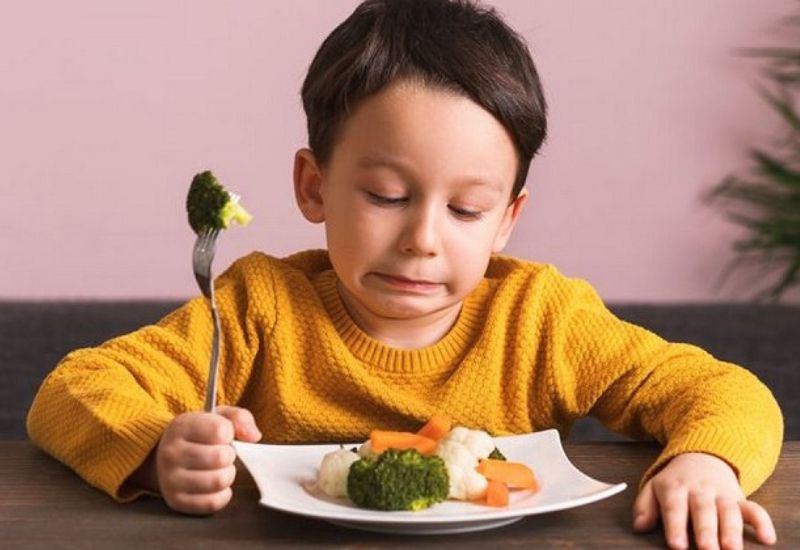 Một biểu hiện của trẻ suy dinh dưỡng điển hình là tình trạng biếng ăn kéo dài.